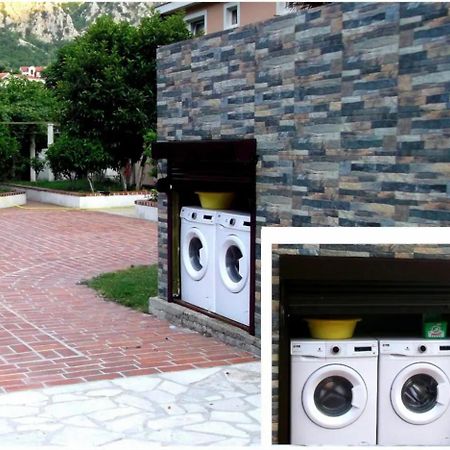 Carine Garden Apartment Risan Bagian luar foto