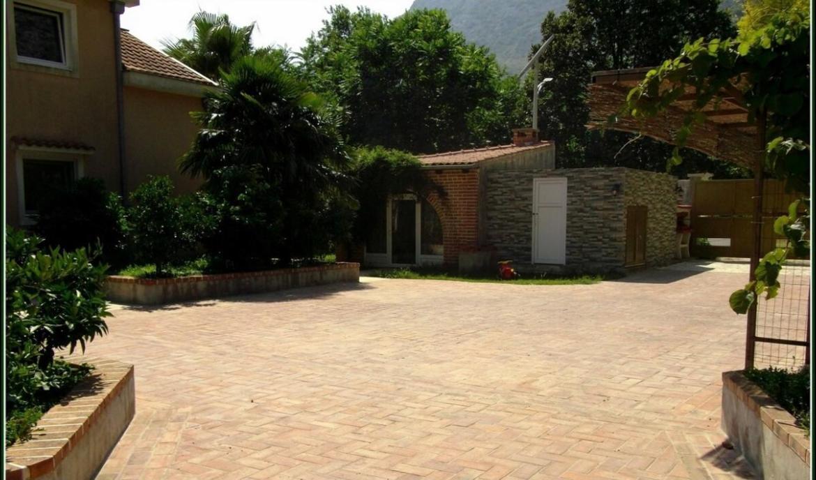 Carine Garden Apartment Risan Bagian luar foto