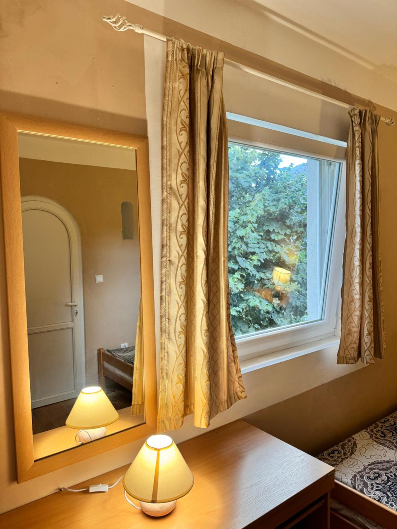 Carine Garden Apartment Risan Bagian luar foto