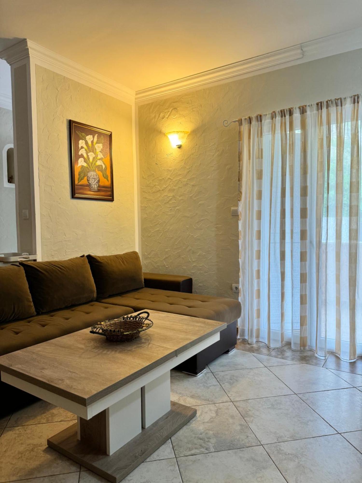 Carine Garden Apartment Risan Bagian luar foto
