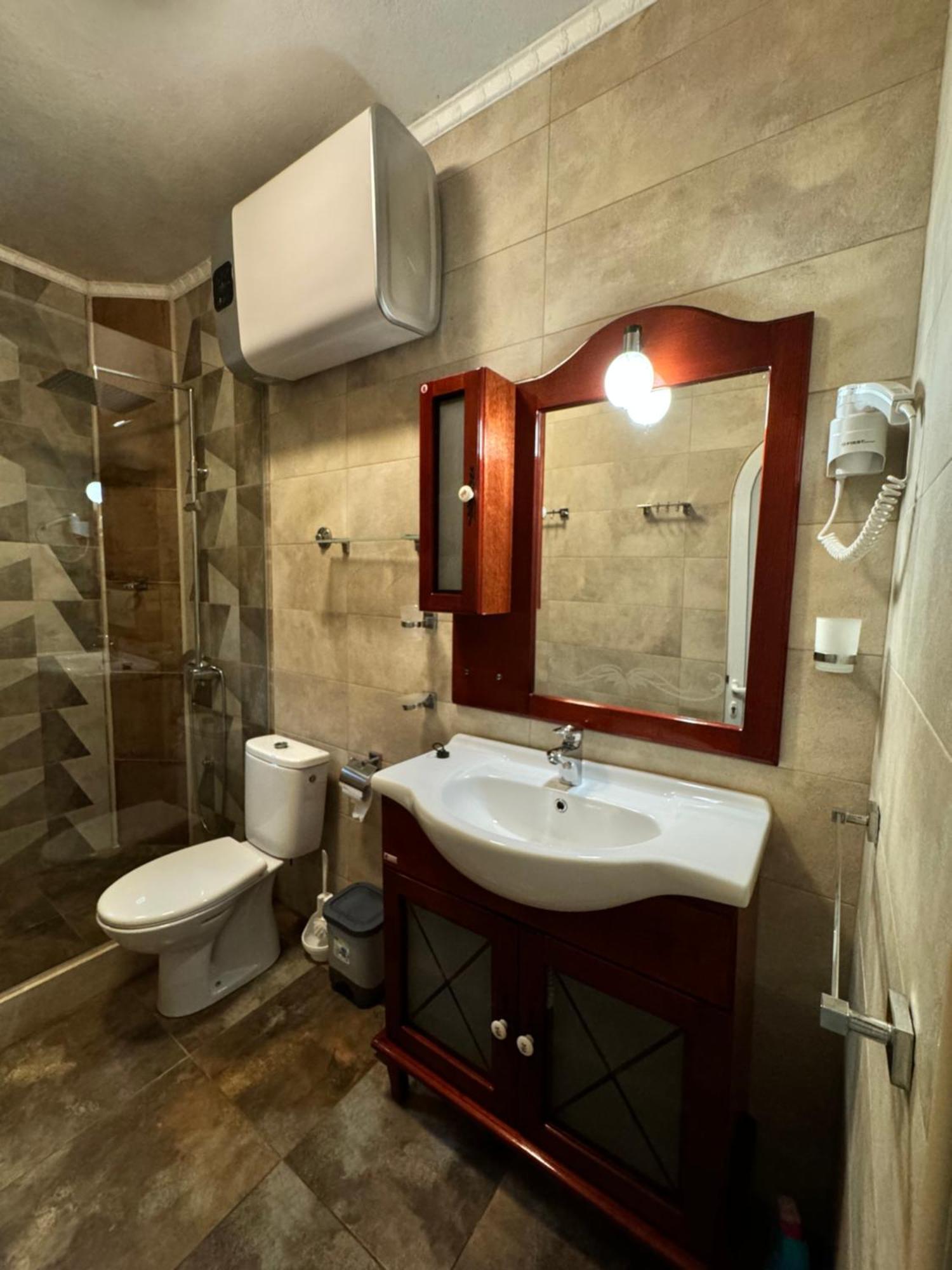 Carine Garden Apartment Risan Bagian luar foto