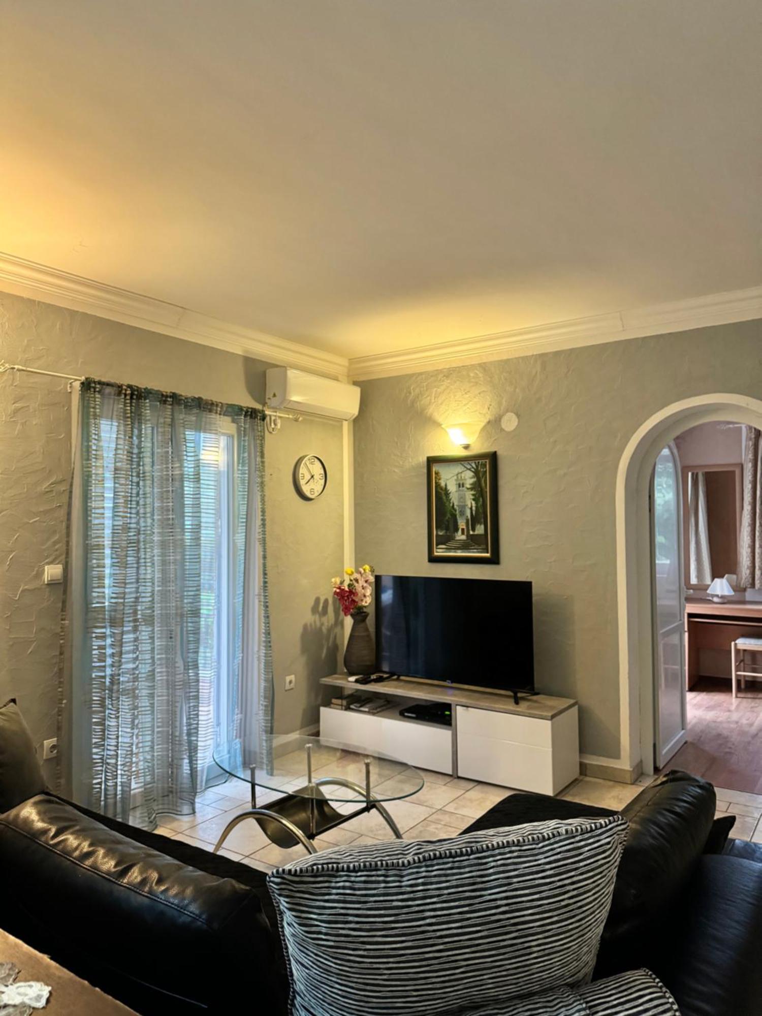 Carine Garden Apartment Risan Bagian luar foto