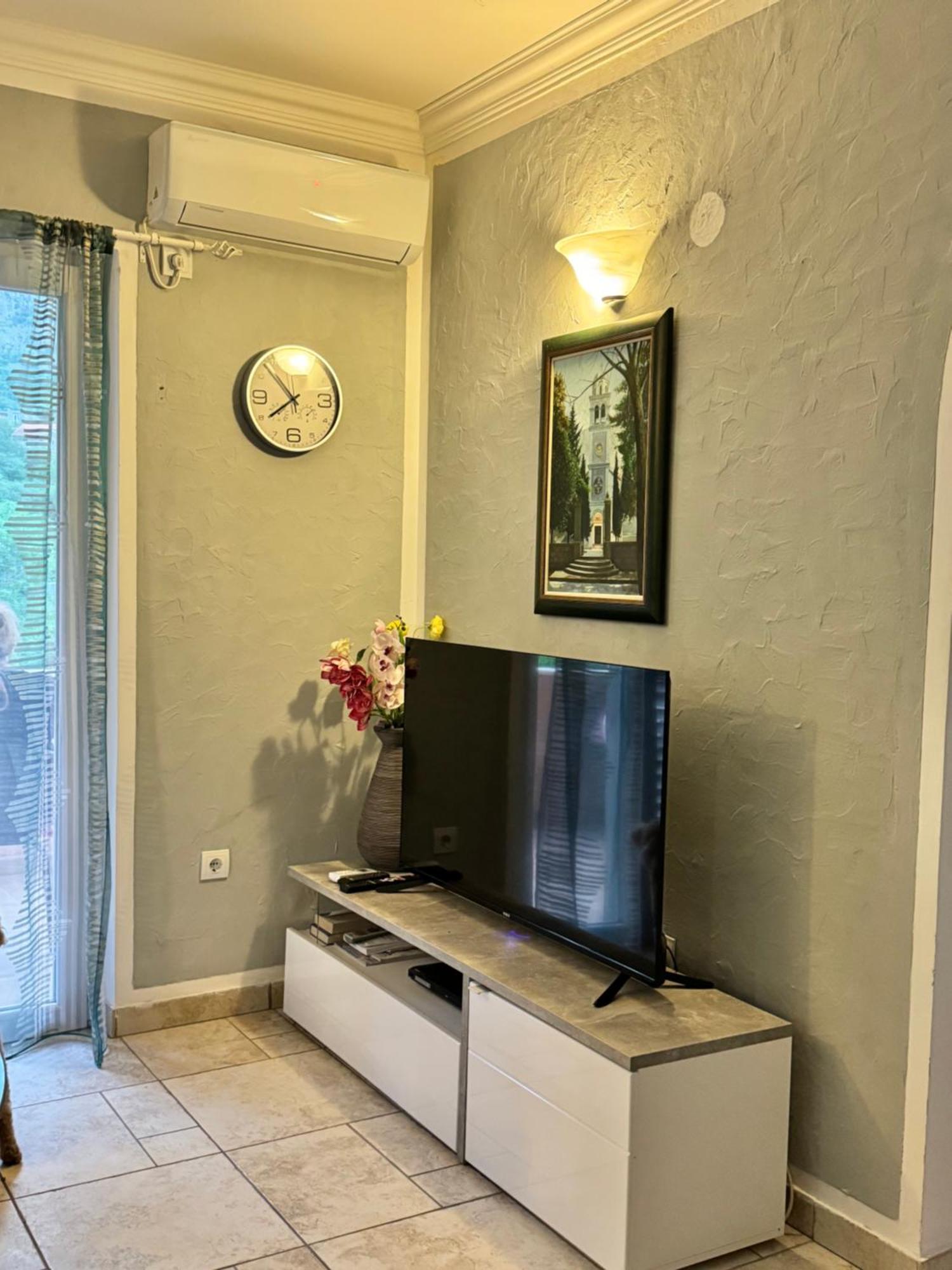 Carine Garden Apartment Risan Bagian luar foto
