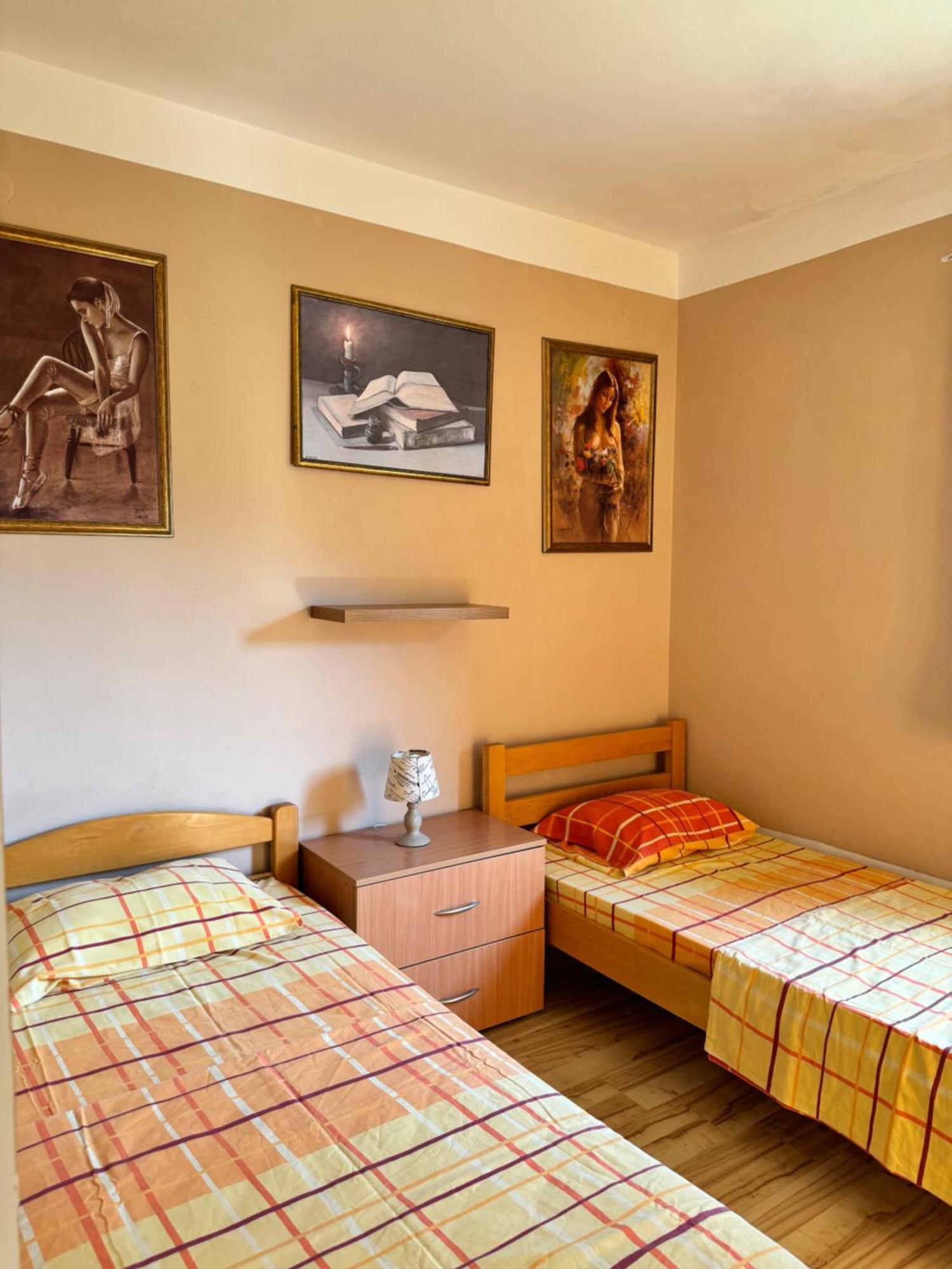 Carine Garden Apartment Risan Bagian luar foto